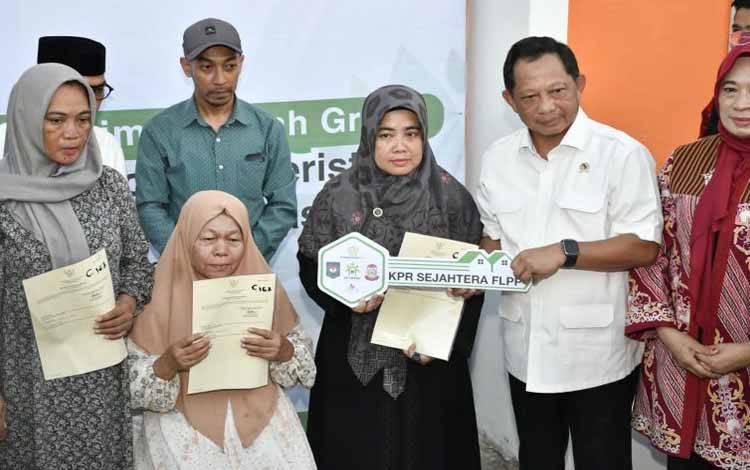 Mendagri-Menteri PKP Bantu Rumah kepada 4 Korban Demo Makassar