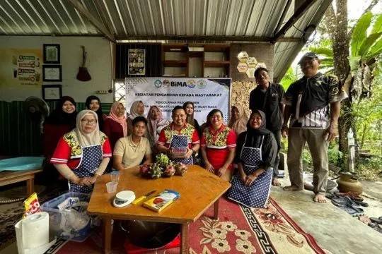 Universitas PGRI Palangka Raya Tingkatkan Nilai Tambah Buah Naga lewat Pendampingan Pasca Panen di Kalampangan