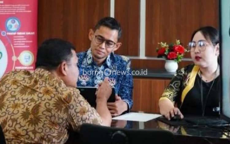 Kepala OJK Kalteng Primandanu Febriyan Aziz layani langsung masyarakat, Palangka Raya (4/9). (ANTARA/HO-OJK)