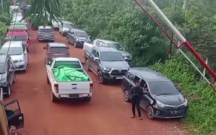 Pengendara Pilih Lewat Jalan Perusahaan Hindari Kemacetan Jembatan Lenggana Kotim