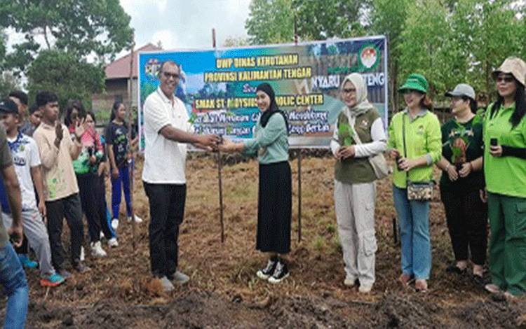 DWP dan SMAK Santo Aloysius Gelar Gerakan Menanam Cabe untuk Ketahanan Pangan