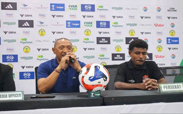 Pelatih Persekat Tegal, I Putu Gede (kiri), dan Eduard Rocky Mandosir (kanan) menghadiri jumpa pers usai pertandingan Pegadaian Championship melawan PSMS Medan di Stadion Utama Sumatera Utara, Deli Serdang, Jumat (12/9/2025). ANTARA/RAUF ADIPATI