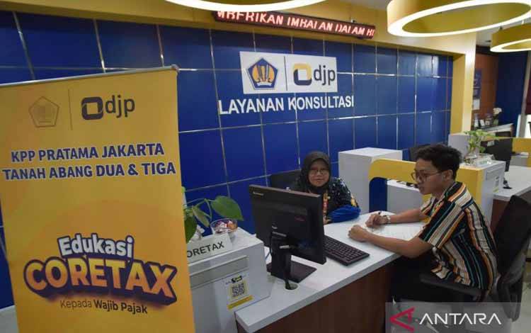 Petugas (kiri) melayani wajib pajak di Kantor Pelayanan Pajak (KPP) Pratama Jakarta Tanah Abang Tiga di Jakarta Pusat, Kamis (11/9/2025). ANTARA FOTO/Fakhri Hermansyah/bar