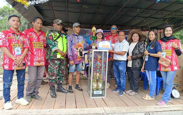 Kepala Disbudparpora Barito Timur Tutup Festival Memancing Desa Sarapat
