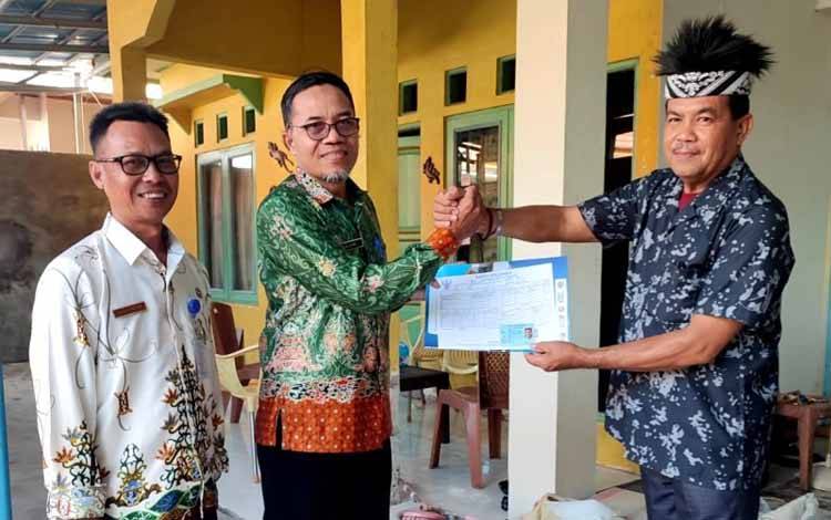 Disdukcapil Serahkan Dokumen Kependudukan kepada ASN Purna Tugas