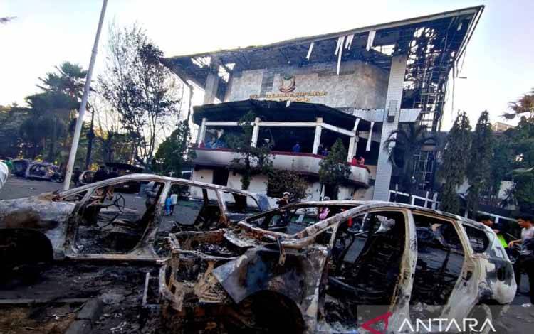 Suasana Kantor DPRD Kota Makassar yang dibakar massa usai demonstrasi berujung kerusuhan pada Sabtu (30/8/2025) di Jalan Andi Pangeran Pettarani, Makassar, Sulawesi Selatan. (ANTARA/Darwin Fatir).