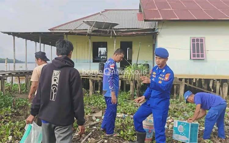 Aksi bersih-bersih sungai Satpolairud Polres Kapuas di di Desa Palingkau Lama, Kapuas Murung pada Sabtu, 13 September 2025. (FOTO: Humas Polres Kapuas)