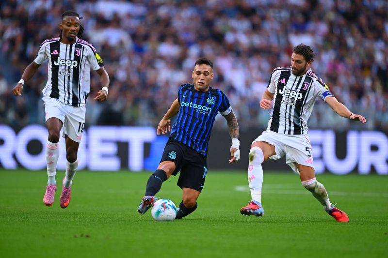 Penyerang Inter Milan Lautaro Martinez (tengah) berupaya mempertahankan bola dari pemain Juventus Khephren Thuram (kiri) dan Manuel Locatelli (kanan) pada pertandingan pekan keempat Liga Italia di Stadion Juventus, Turin, Sabtu (13/9/2025) waktu setempat. Pada pertandingan ini Juventus mampu menang dengan skor 4-3 atas Inter Milan. (inter.it)