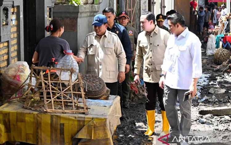 Presiden Prabowo Subianto (dua kiri) didampingi Sekretaris Kabinet (Seskab) Teddy Indra Wijaya (kanan) mengecek kondisi rumah-rumah warga yang rusak dan menemui masyarakat di area pemukiman dekat Pasar Badung, Kota Denpasar, Bali, Sabtu (13/9/2025). ANTARA/HO-Sekretariat Kabinet