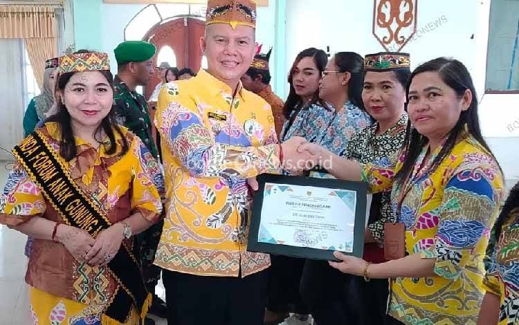 Pemkab Gunung Mas Beri Penghargaan kepada Puskesmas Kurun Terkait Pengelolaan SIGA-SIRIKA