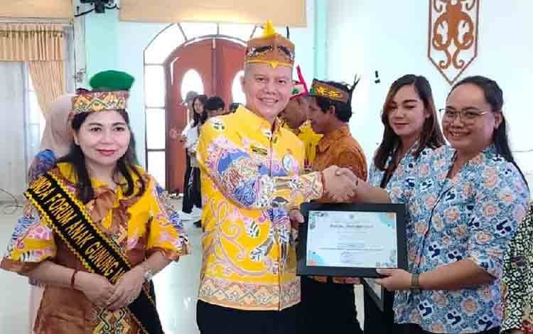 Pemkab Gunung Mas Beri Penghargaan kepada Dua PKB Terbaik Tahun 2025
