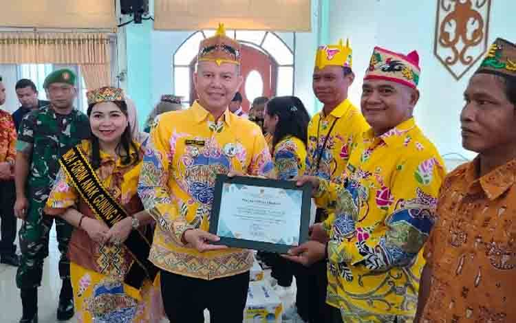 Pemkab Gunung Mas Berikan Penghargaan kepada Desa Upon Batu dan Tumbang Lapan