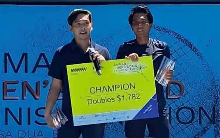 Petenis putra Indonesia Christopher Rungkat (kiri) bersama Muhammad Rifqi Fitriadi (kanan) berfoto bersama usai menjuarai Amman Men's World Tennis Championship seri 7 ITF M25 di Nusa Dua Bali, Sabtu (13/9/2025). (ANTARA/HO)