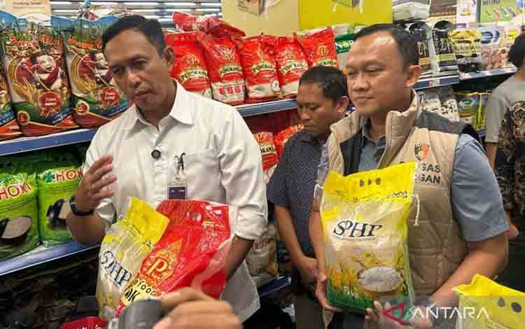 Direktur Utama Perum Bulog Ahmad Rizal Ramdhani (kiri) didampingi Satgas Pangan Polri saat melakukan inspeksi mendadak (sidak) terhadap sejumlah ritel modern di kawasan Radio Dalam, Jakarta, Minggu (14/9/2025). ANTARA/Maria Cicilia Galuh