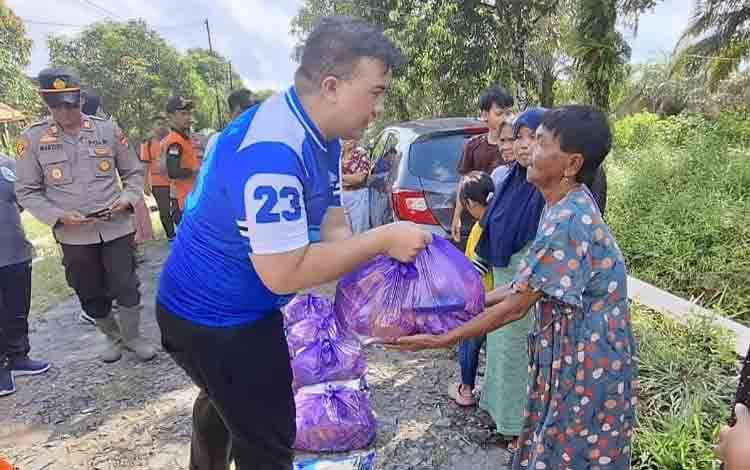 Bupati Lamandau Serahkan Bantuan untuk Warga Terdampak Banjir