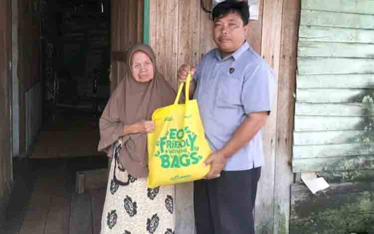 Satreskrim Polres Kapuas Berbagi, Beri Bantuan untuk Warga Kurang Mampu