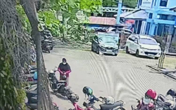 Seorang Ibu Terekam CCTV Curi Helm di Kantor Samsat Kapuas