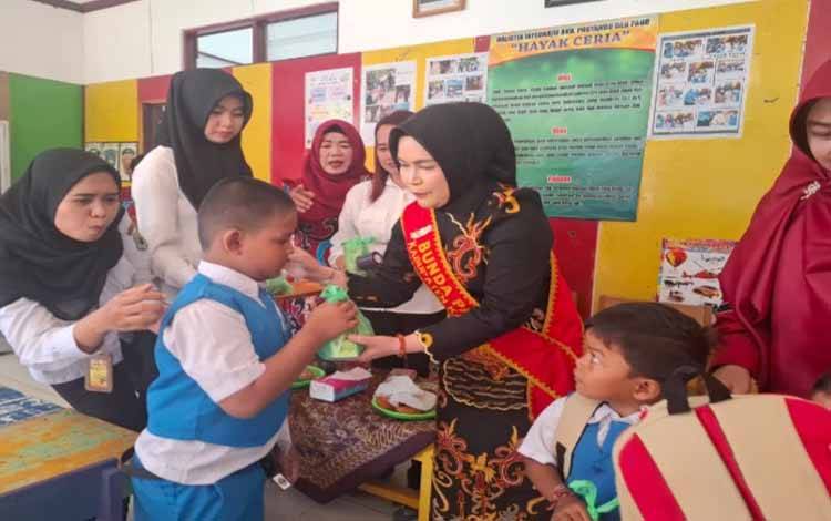 Bunda Siti Saniah Berikan Penyuluhan Pencegahan Stunting di PAUD Kapuas