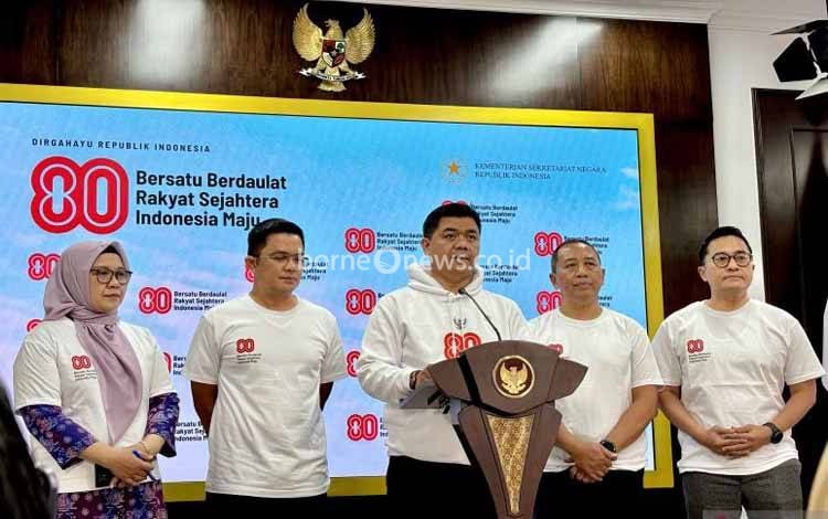 Wamensesneg Juri Ardiantoro (tengah) mengumumkan rangkaian acara peringatan HUT Ke-80 Kemerdekaan Republik Indonesia saat jumpa pers di Kantor Presiden RI, Istana Kepresidenan RI, Jakarta, Jumat (1/8/2025). ANTARA/Genta Tenri Mawangi
