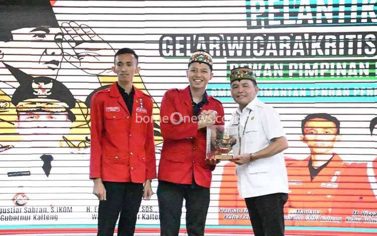 Gubernur Kalimantan Tengah (Kalteng), Agustiar Sabran (kanan) saat penyerahan cindera mata. (FOTO: BIRO ADPIM KALTENG)