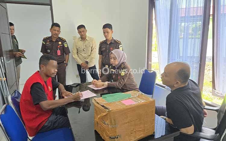 Kejaksaan Negeri Lamandau Serahkan Berkas Perkara Kasus Penyelundupan Sisik Trenggiling ke Pengadilan