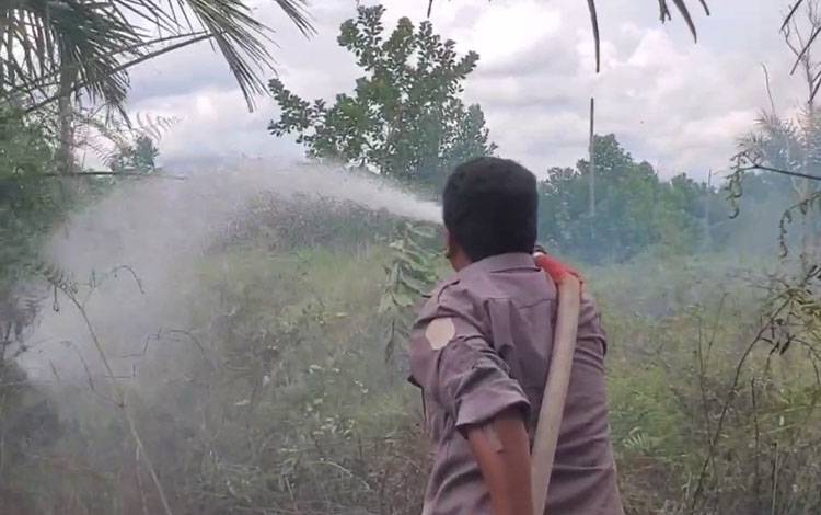 Kebakaran Lahan di Jalan Bumi Asri Sampit Nyaris Dekati Permukiman