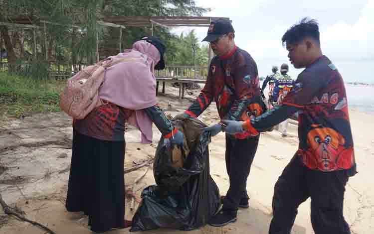 Rayakan HUT ke-23, Manggala Agni Pangkalan Bun Gelar Aksi Bersih Pantai di Desa Keraya