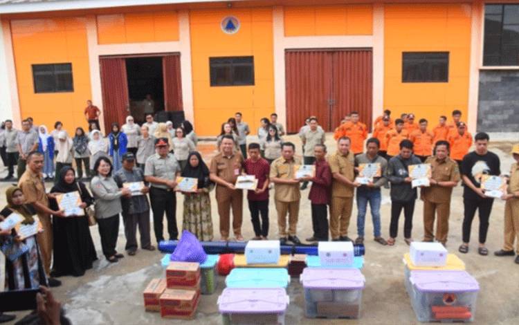 Bupati Kapuas M. Wiyatno didampingi Wakil Bupati Dodo dan Sekretaris Daerah Usis I Sangkai menyerahkan bantuan bagi korban kebakaran di beberapa wilayah Kabupaten Kapuas. Penyerahan berlangsung di Halaman Kantor Badan Penanggulangan Bencana Daerah (BPBD) Kabupaten Kapuas, Selasa, 16 September 2025. (FOTO. Diskominfosantik Kapuas)