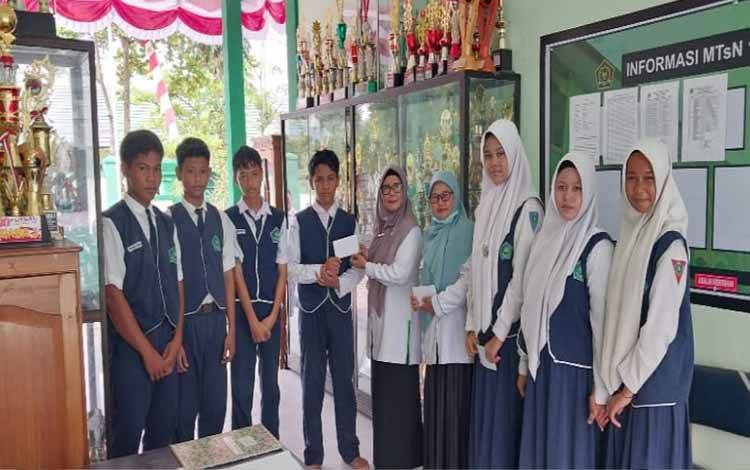 Siswa Kurang Mampu MTsN 1 Kapuas Terima Bantuan dari Unit Pengumpul Zakat