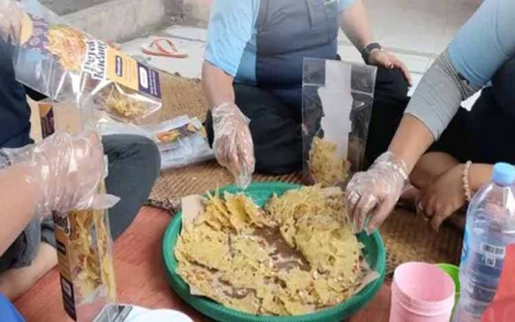 Warga binaan? ketika melakukan olah produksi peyek di Rutan Kelas IIB Kuala Kapuas, Selasa, 16 September 2025. (FOTO. Rutan Kapuas)