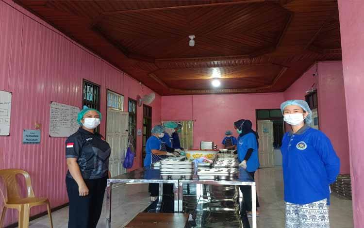 Ketua Satuan Pelayanan Pemenuhan Gizi ( SPPG) Pulang Pisau? Mara Yuliana saat mengawasi Pengepakan MBG, Selasa 16 September 2025.( FOTO : RETHA)