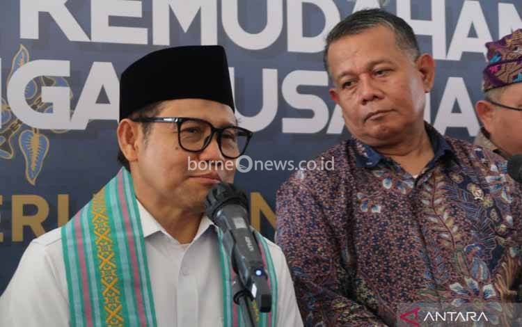 Menteri Koordinator Bidang Pemberdayaan Masyarakat Muhaimin Iskandar (kiri) bersama Wakil Menteri UMKM Helvi Muroza (kanan) menggelar konferensi pers tentang UMKM di Politeknik Pariwisata Lombok, Kabupaten Lombok Tengah, Nusa Tenggara Barat, Selasa (16/9/2025). ANTARA/Sugiharto Purnama