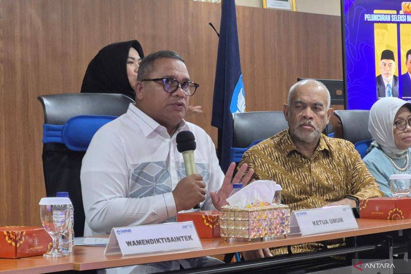 Ketua Umum Tim Penanggungjawab SNPMB 2026 Eduart Wolok (kiri) dalam konferensi pers di Jakarta, Selasa (16/9/2025). ANTARA/Sean Filo Muhamad