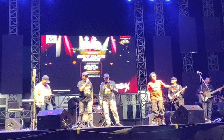 Wakil Bupati Barsel Bersama Kapolres dan Kajari Goncang Panggung Reuni Musisi Rock Legend