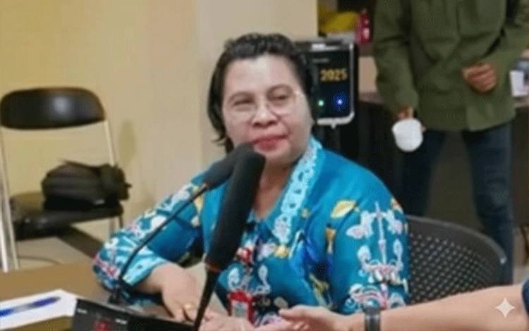 Kepala DLHK Kapuas, Karolinae. (FOTO: DLHK)