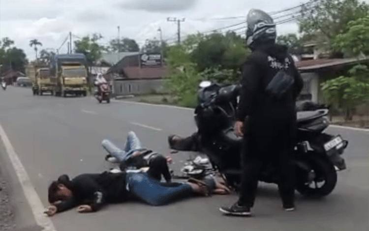 Empat Orang Terkapar Akibat Tabrakan di Jalan Trans Kalimantan Kapuas Timur, Lalu Lintas Sempat Macet