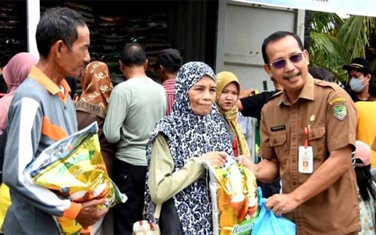 Ringankan Beban Masyarakat, Pemkab Barito Utara Gelar Operasi Pasar Murah