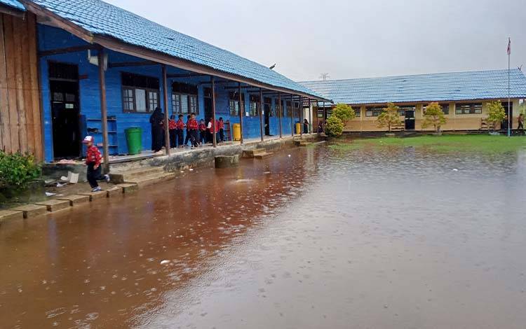 Banjir di SDN 3 Lampuyang. (FOTO: IST)
