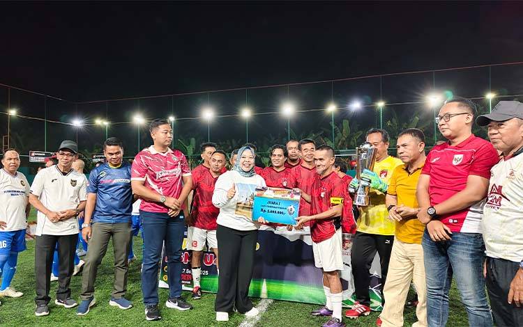 Tutup Turnamen Bupati Cup KSMI U45, Nurhidayah Apresiasi Semangat Berolahraga Masyarakat Kobar