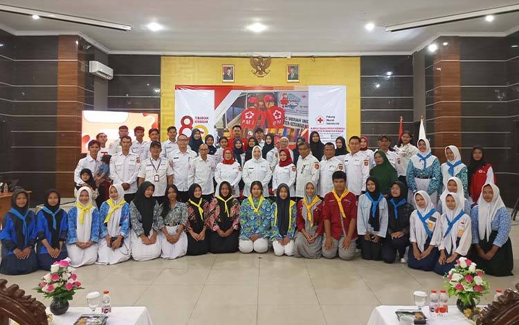 Bupati Kobar Nurhidayah foto bersama dengan pengurus dan relawan PMI Kobar, Rabu, 17 September 2025. (FOTO: NURITA)