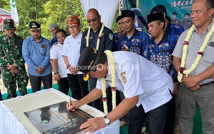 Bupati Seruyan Resmikan Kantor KSU Danau Sejahtera di Desa Sembuluh I