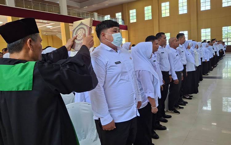 Bupati Kobar Lantik 859 PPPK Periode II, Tekankan Integritas dan Komitmen Pelayanan