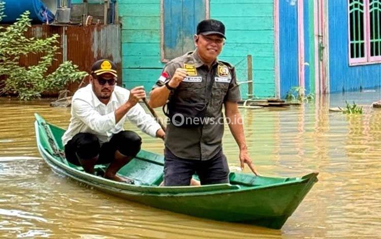 Anggota Komisi II DPRD Barito Utara dan Pemerintah Kecamatan Teweh Baru Tinjau Banjir