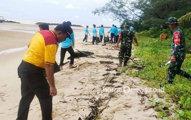 Danramil dan Kapolsek Dukung Aksi Bersih Pantai di Pantai Citra Sukamara