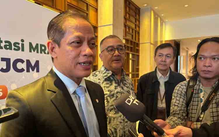 Menteri LH/Kepala BPLH Hanif Faisol Nurofiq menjawab pertanyaan wartawan usai pembahasan implementasi MRA antara Sertifikasi Pengurangan Emisi GRK Indonesia (SPEI) dan JCM di Jakarta, Kamis (18/9/2025). ANTARA/Prisca Triferna