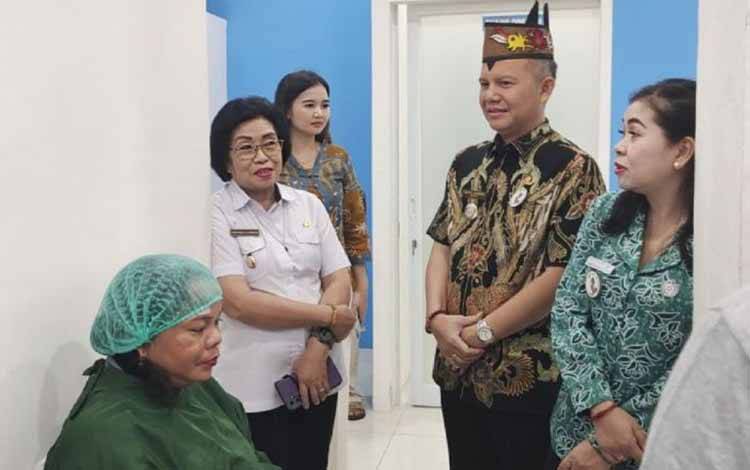 Bupati Gumas Jaya S Monong, Wakil Bupati Efrensia LP Umbing, dan Ketua TP PKK Mimie Mariatie, berbincang dengan pasien sesaat sebelum operasi di Palangka Raya. ANTARA/HO-Diskominfosantik Gumas