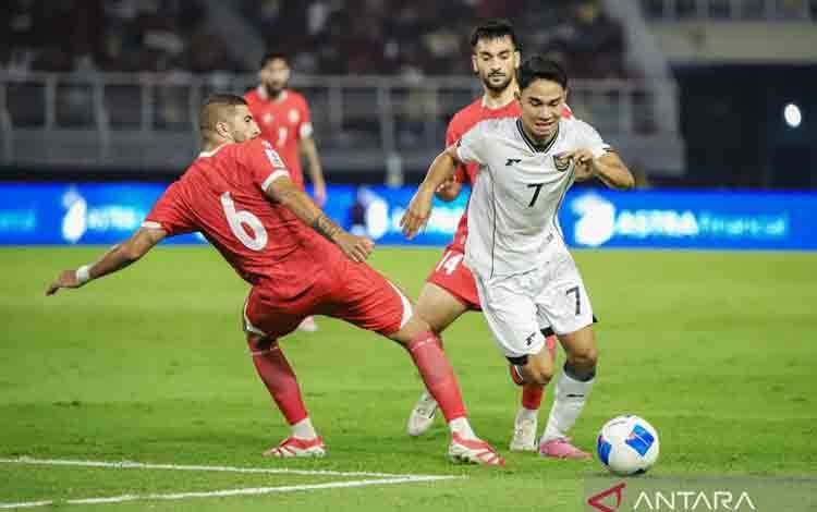 Pesepak bola Timnas Indonesia Marselino Ferdinan (kanan) melewati adangan pesepak bola Timnas Lebanon Hussein Zein (kiri) dalam FIFA Matchday di Stadion Gelora Bung Tomo, Surabaya, Jawa Timur, Senin (8/9/2025). Pertandingan berakhir imbang dengan skor 0-0. ANTARA FOTO/Rizal Hanafi/bar (ANTARA FOTO/RIZAL HANAFI)