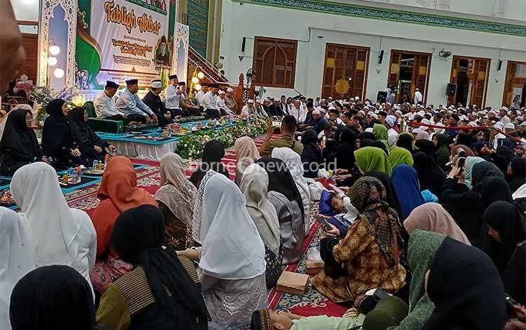 Gubernur Kalimantan Tengah Agustiar Sabran saat tabligh akbar memperingati Maulid Nabi Muhammad SAW di Masjid Agung Wahyu Al Hadi di Sampit, Kabupaten Kotawaringin Timur, Kamis malam, 18 September 2025. (FOTO: DEWIP)