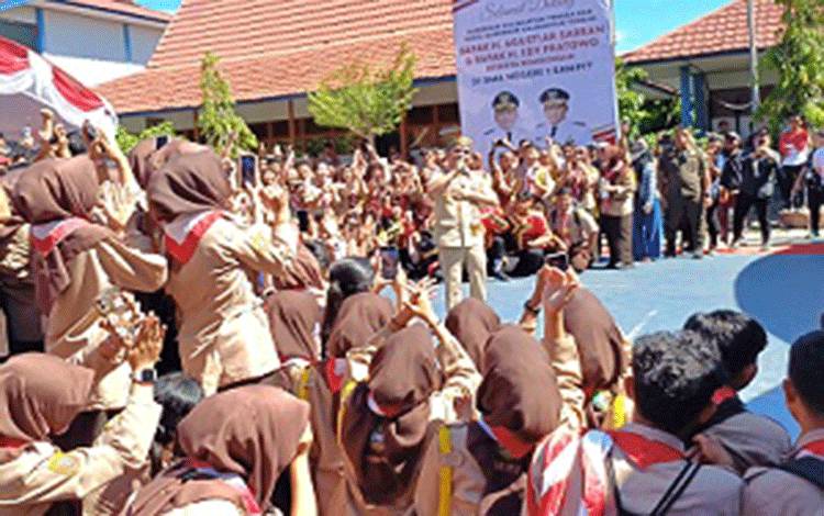 Gubernur Kalimantan Tengah Agustiar Sabran memberi motivasi pelajar saat mengunjungi SMAN 1 Sampit, Jumat, 19 September 2025. (FOTO: DEWIP)