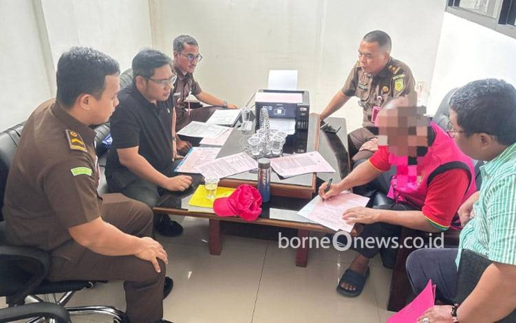 Kejari Lamandau Serahkan Tersangka Korupsi Proyek Air Bersih ke JPU